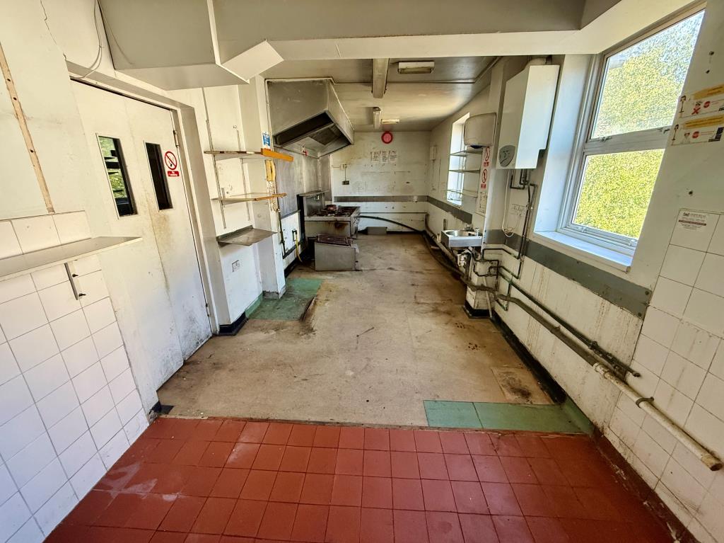 Lot: 11 - FOUR STOREY DOUBLE FRONTED BUILDING WITH POTENTIAL - Commercial kitchen